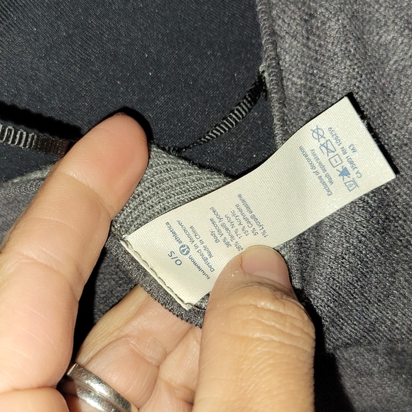 Lululemon one size wrap with pockets - Picture 4 of 4